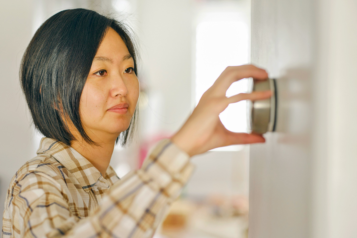A Seasonal Thermostat Guide for Maximum Comfort and Savings